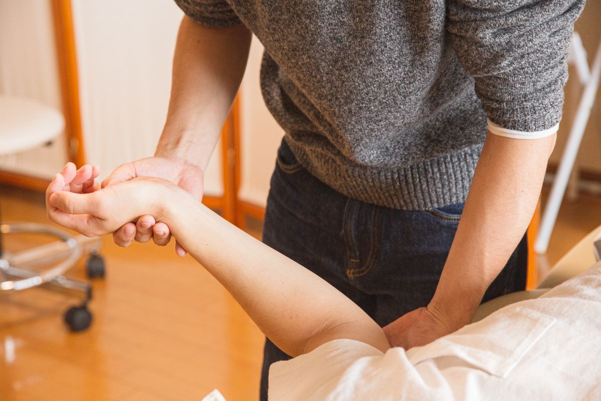 PLFSS 2027 : les ostéopathes craignent un retrait des garanties mutuelles